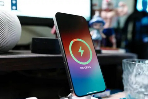 舟曲苹果15换屏服务分享用什么充电器给iPhone15充电更好 